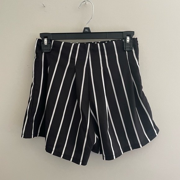 High waisted black & white stripped shorts! - Picture 1 of 4